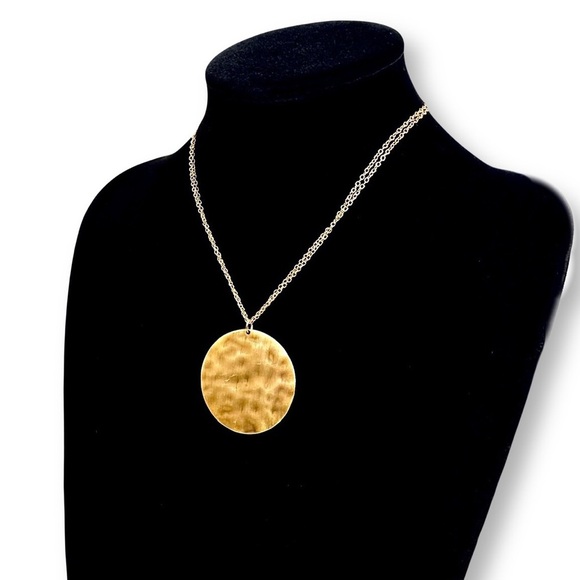 THE LIMITED 2” Hammered Gold Medallion Necklace NWT​ - Picture 3 of 7